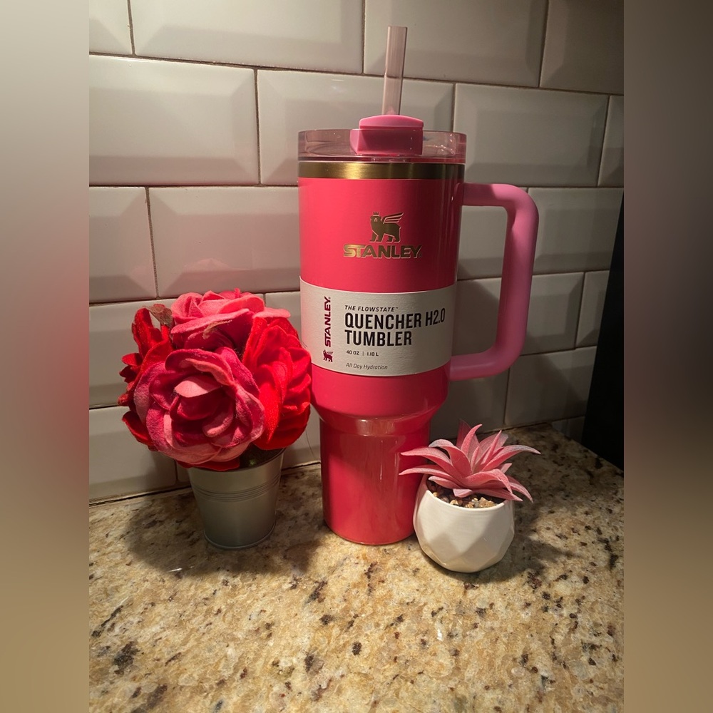 NWT LIMITED EDITION PINK PARADE Stanley
Quencher H2.0 FlowState Tumbler 40oz - Picture 10 of 11